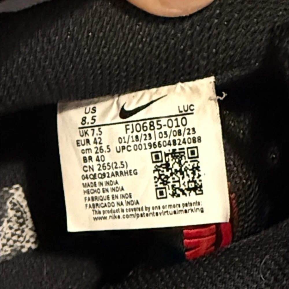 Nike Men's Black and Red Low-Top Sneakers